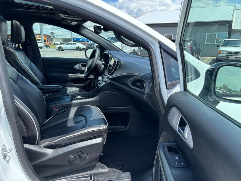 Chrysler Pacifica Vehicle Image 11
