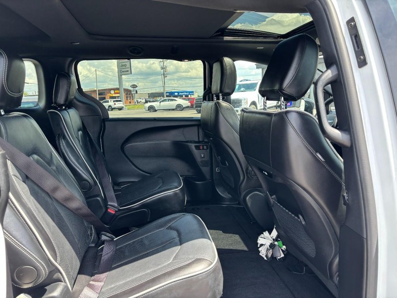 Chrysler Pacifica Vehicle Image 12