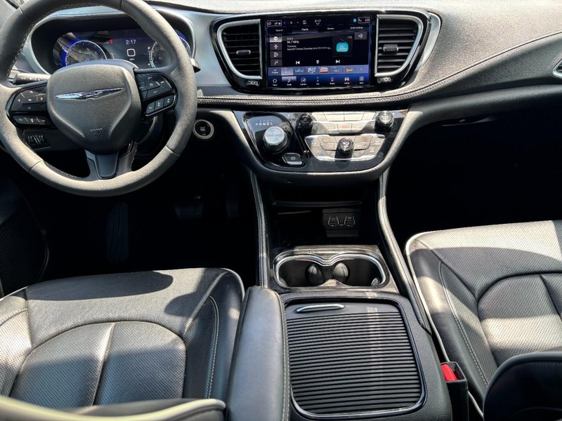 Chrysler Pacifica Vehicle Image 13
