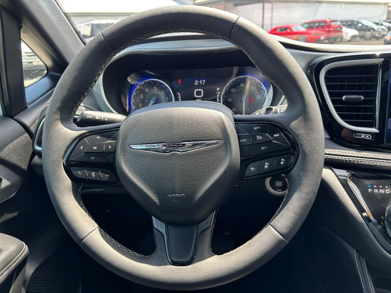 Chrysler Pacifica Vehicle Image 14