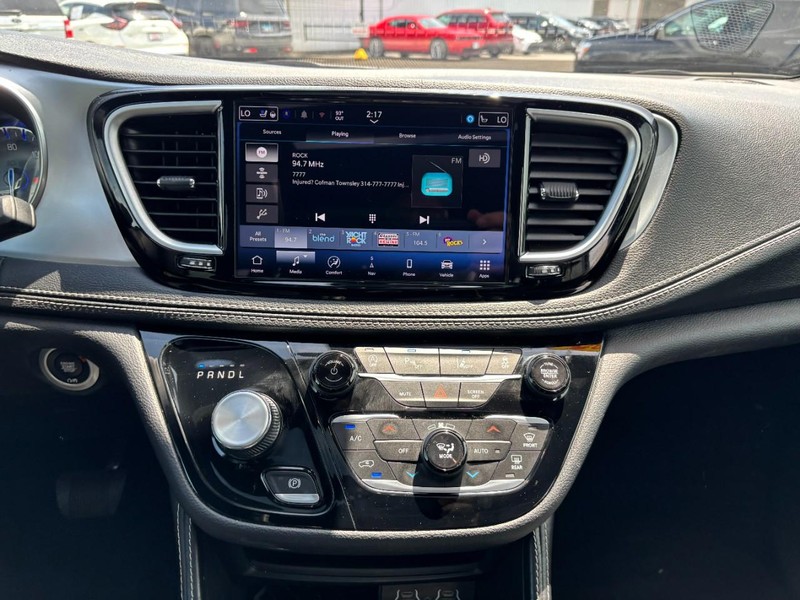 Chrysler Pacifica Vehicle Image 15