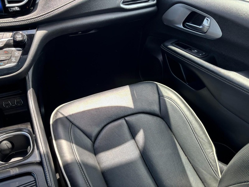 Chrysler Pacifica Vehicle Image 16