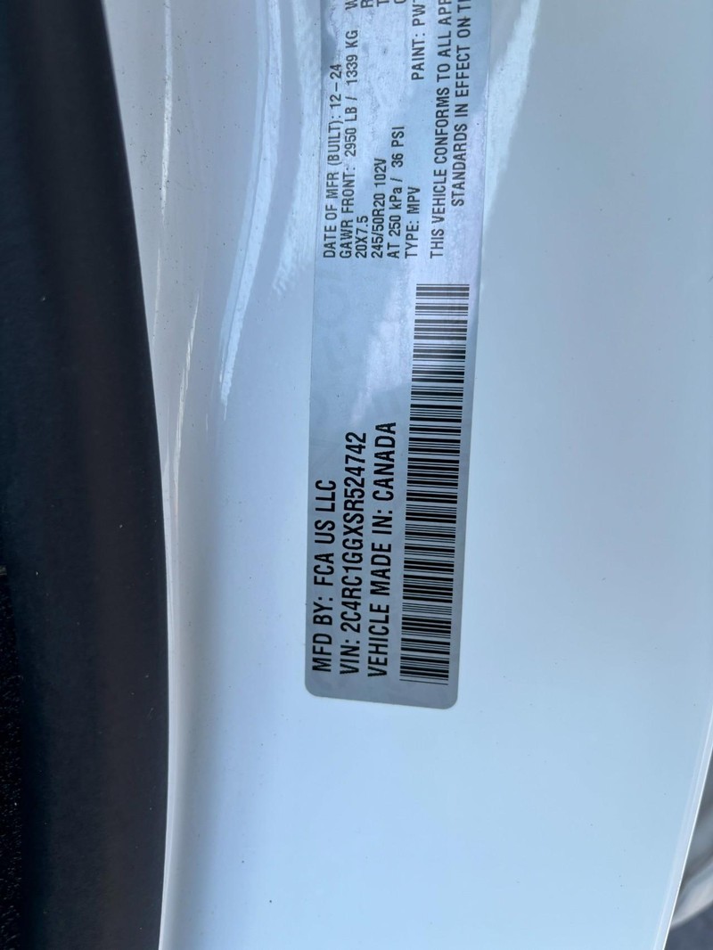 Chrysler Pacifica Vehicle Image 17