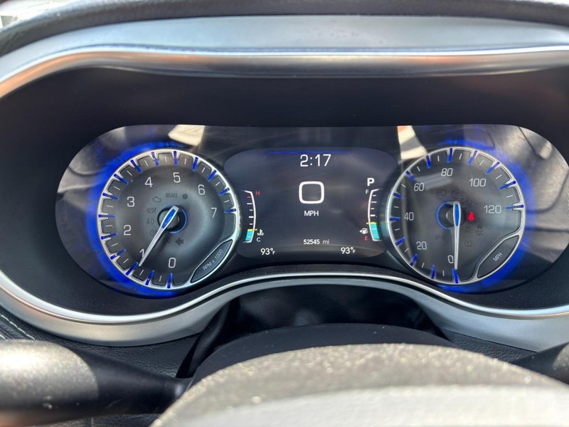 Chrysler Pacifica Vehicle Image 18