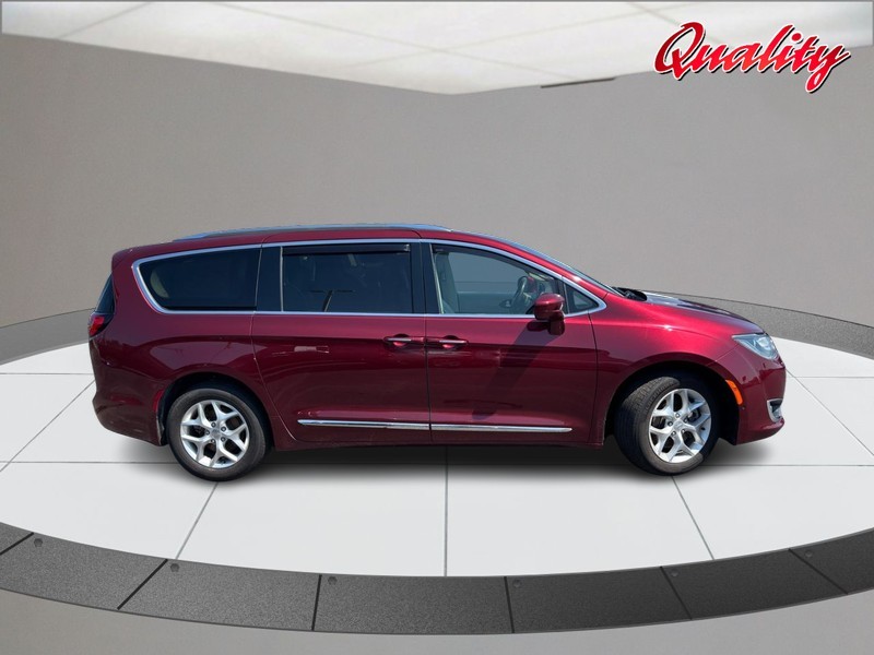 Chrysler Pacifica Vehicle Image 02