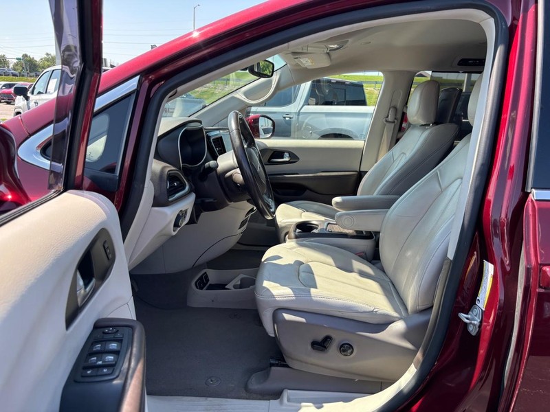Chrysler Pacifica Vehicle Image 08