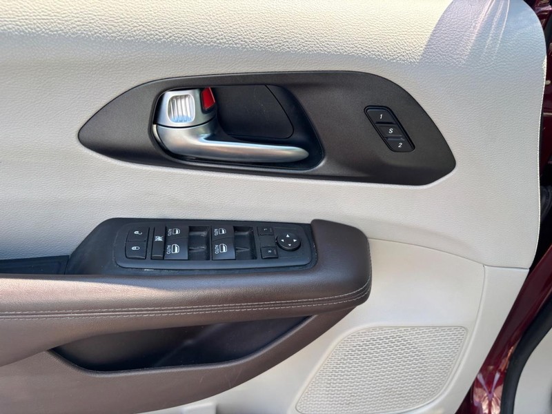Chrysler Pacifica Vehicle Image 09