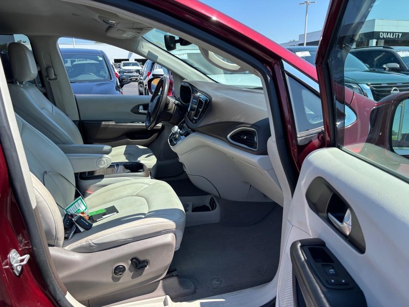 Chrysler Pacifica Vehicle Image 11