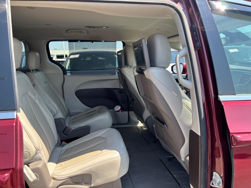 Chrysler Pacifica Vehicle Image 12