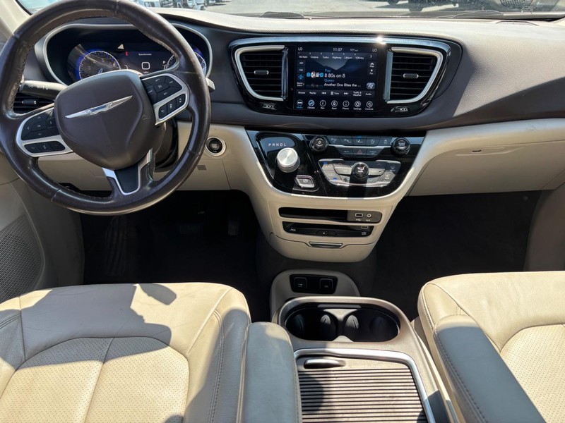 Chrysler Pacifica Vehicle Image 14