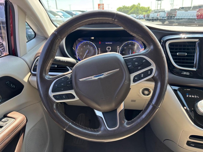 Chrysler Pacifica Vehicle Image 15