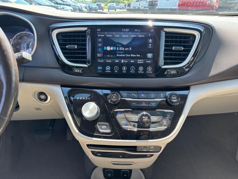 Chrysler Pacifica Vehicle Image 16