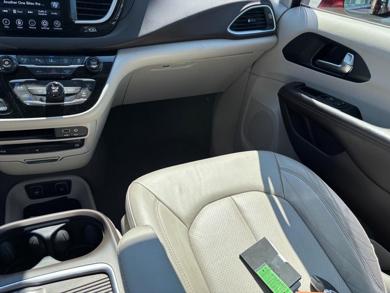 Chrysler Pacifica Vehicle Image 17