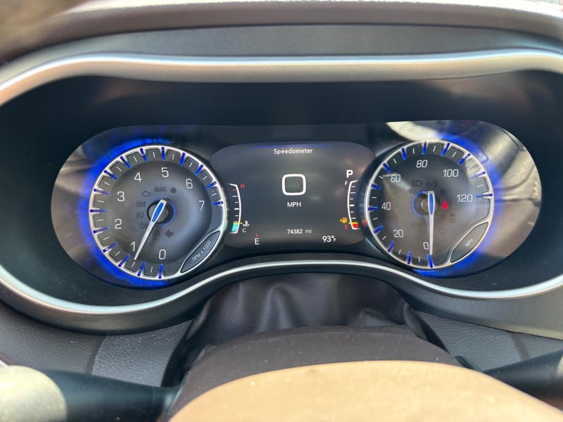 Chrysler Pacifica Vehicle Image 19