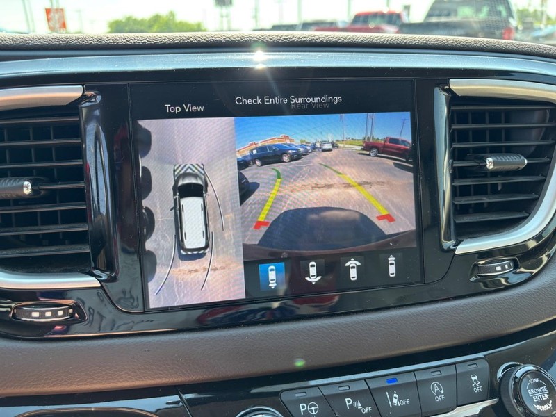 Chrysler Pacifica Vehicle Image 21