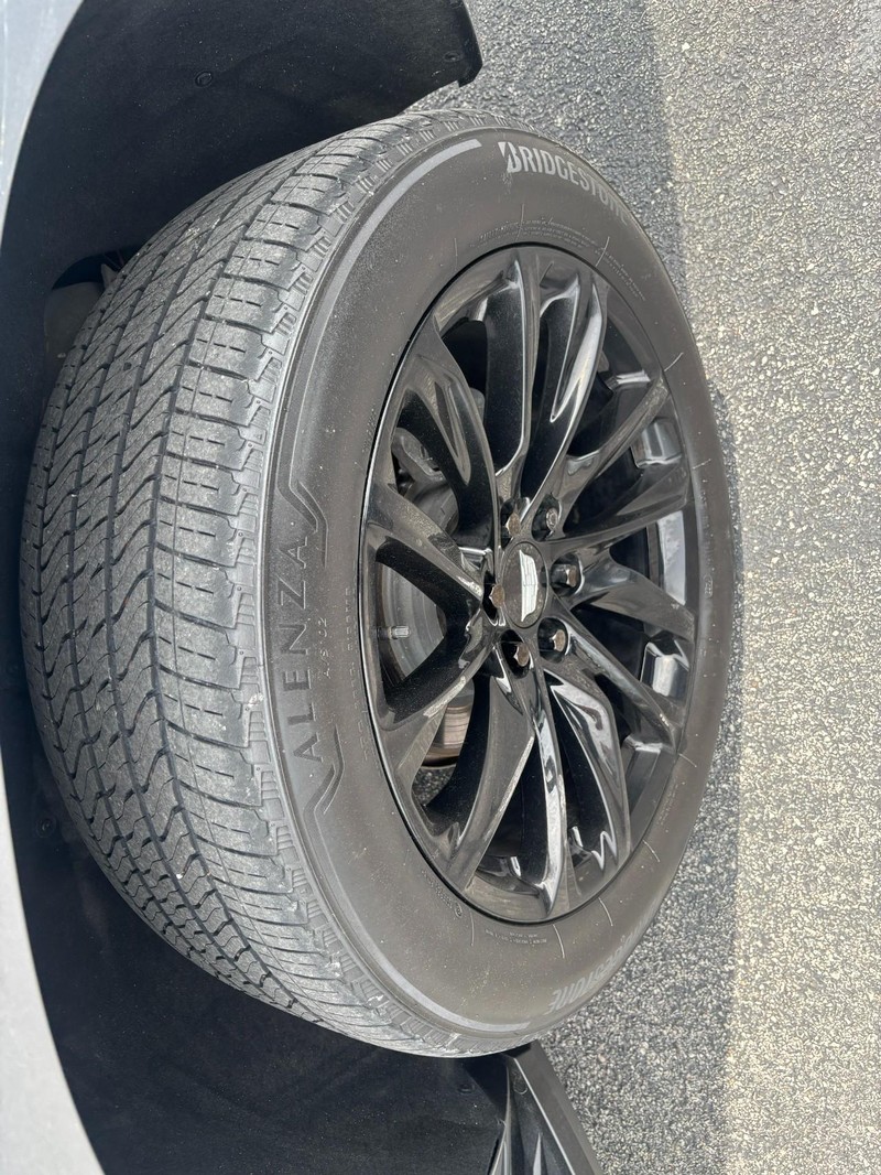 Cadillac Escalade ESV Vehicle Image 07