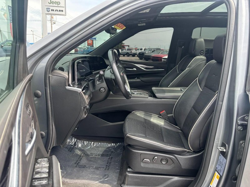 Cadillac Escalade ESV Vehicle Image 08