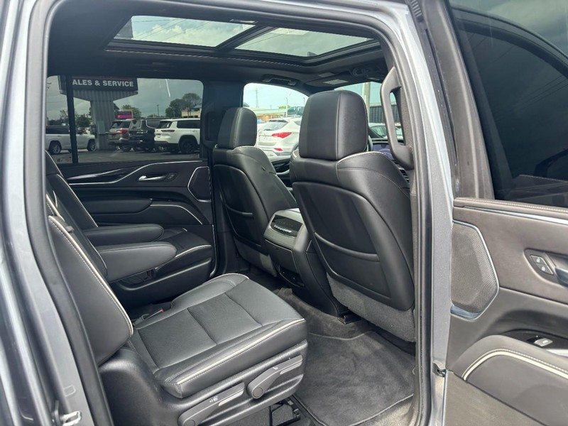Cadillac Escalade ESV Vehicle Image 12