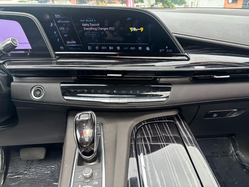Cadillac Escalade ESV Vehicle Image 15