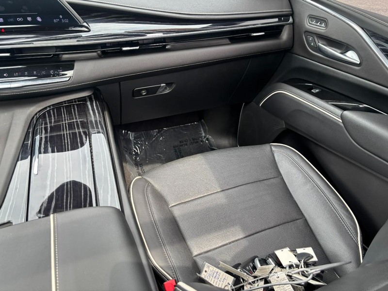 Cadillac Escalade ESV Vehicle Image 16