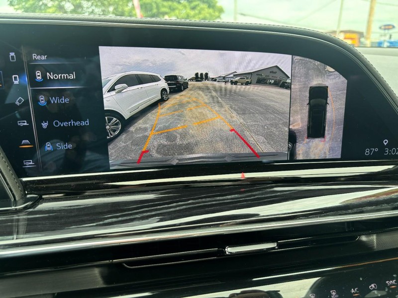 Cadillac Escalade ESV Vehicle Image 19