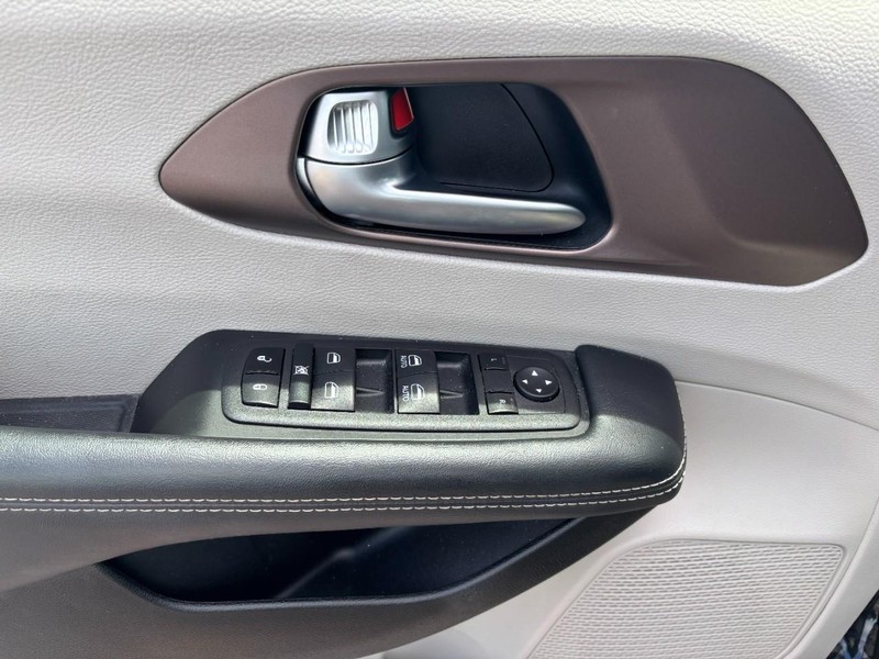 Chrysler Voyager Vehicle Image 09