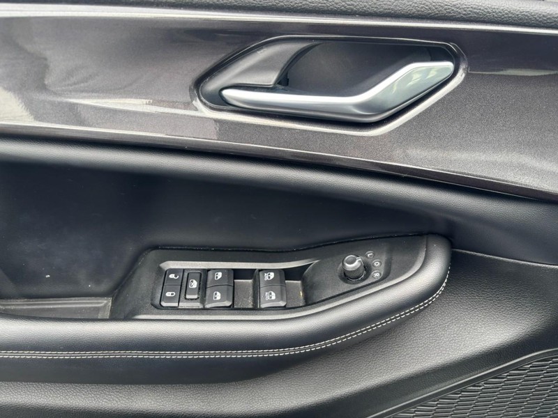 Jeep Grand Cherokee L Vehicle Image 09