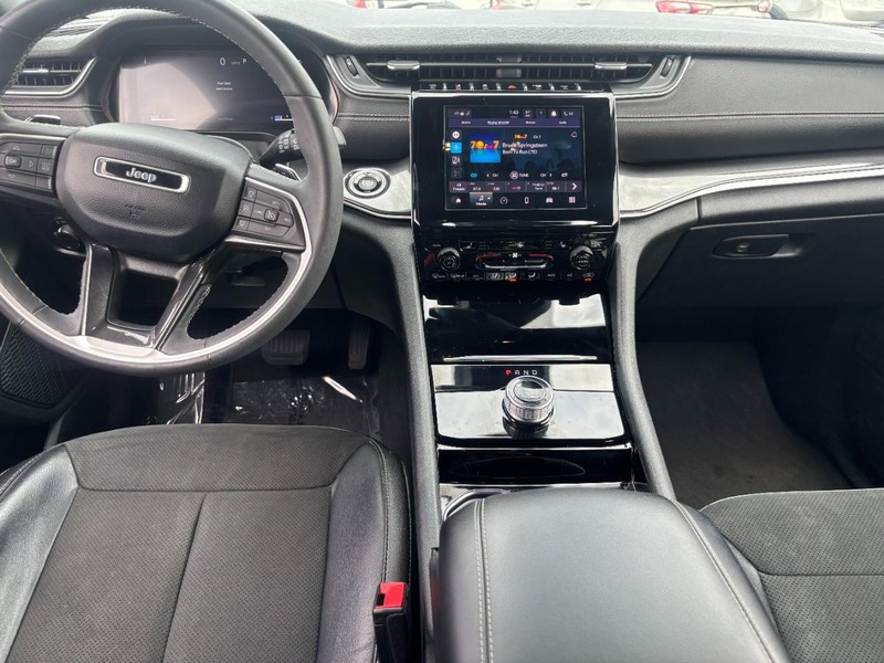 Jeep Grand Cherokee L Vehicle Image 13