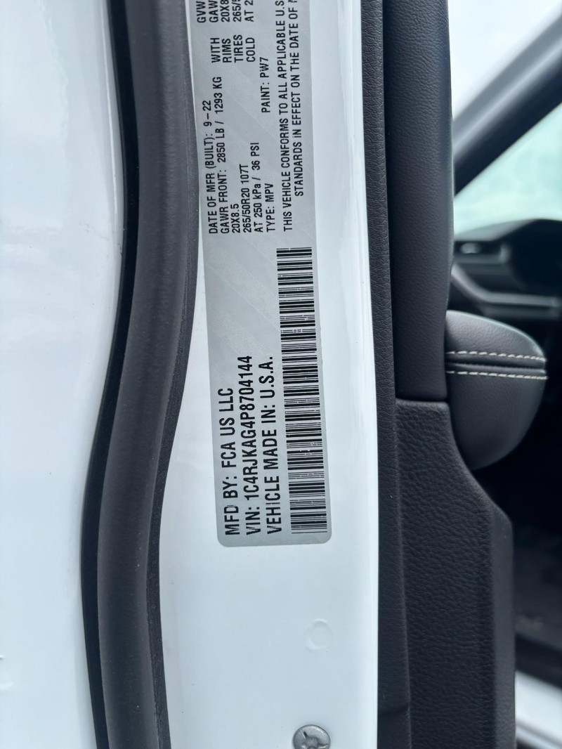 Jeep Grand Cherokee L Vehicle Image 17