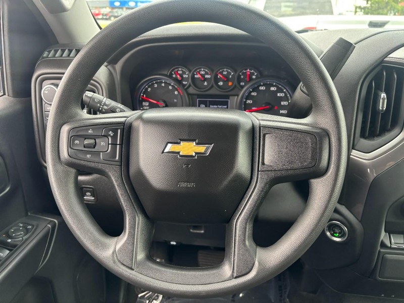Chevrolet Silverado 1500 Vehicle Full-screen Gallery Image 14