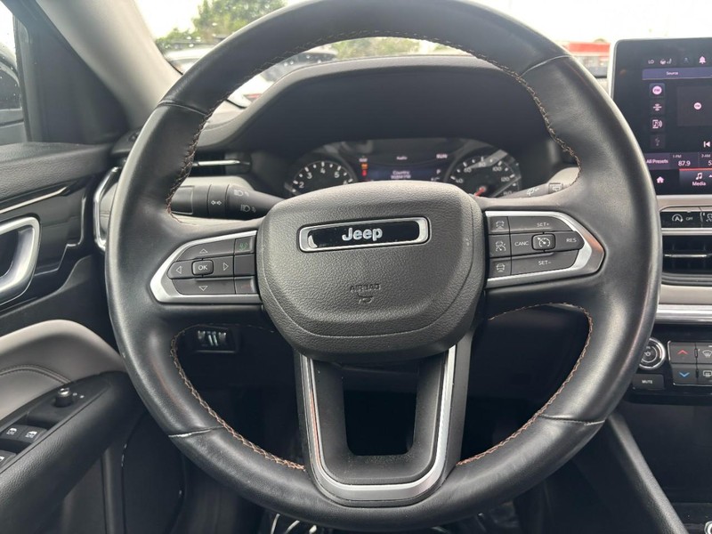 Jeep Compass Vehicle Image 14