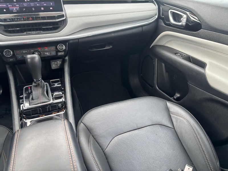 Jeep Compass Vehicle Image 15