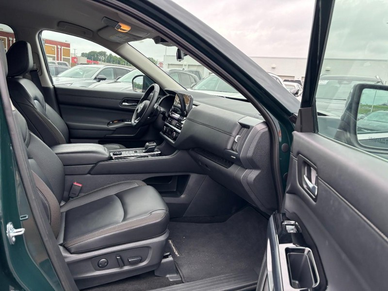 Nissan Pathfinder Vehicle Image 11