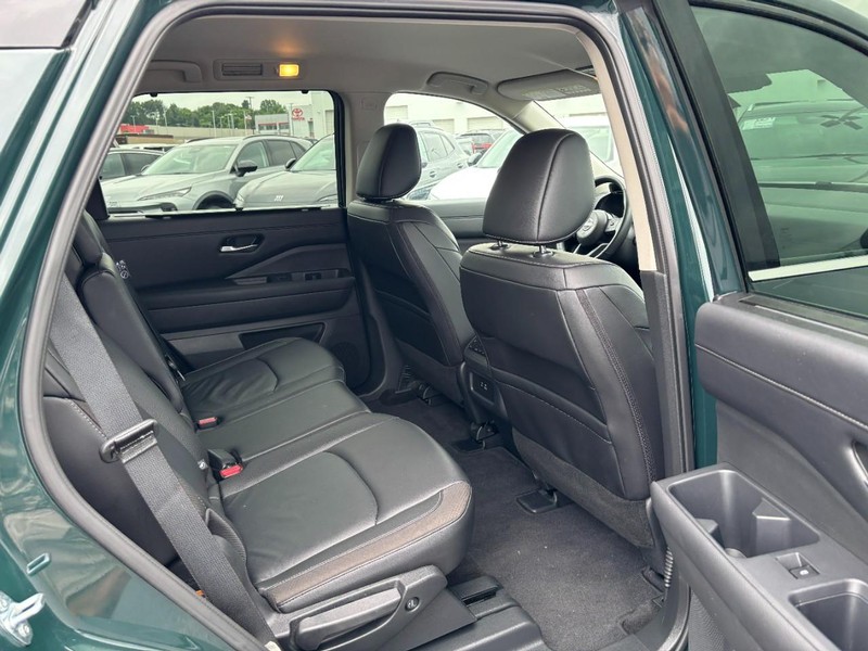 Nissan Pathfinder Vehicle Image 12