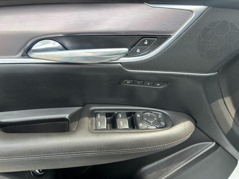 Cadillac XT5 Vehicle Image 09