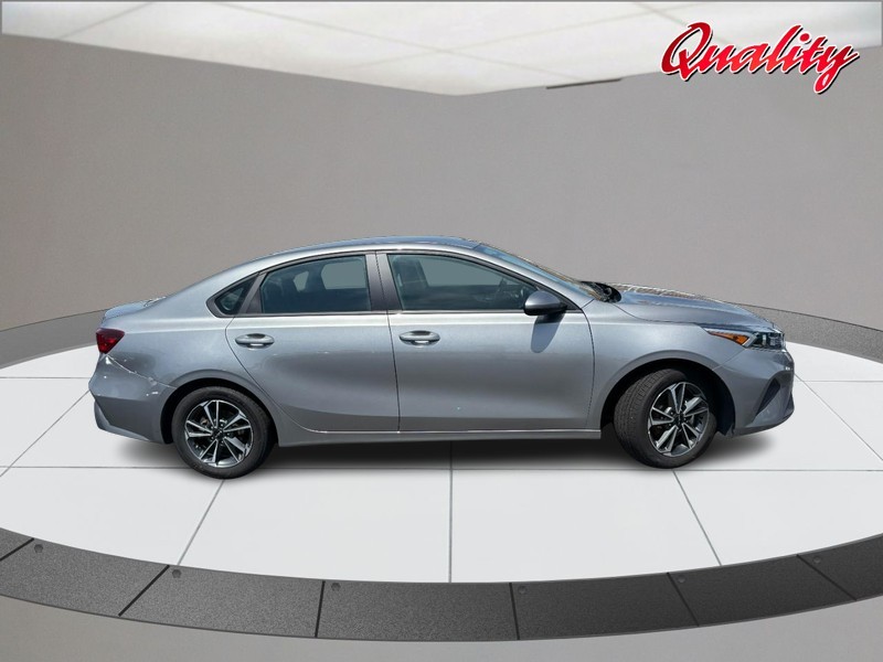 Kia Forte Vehicle Image 02