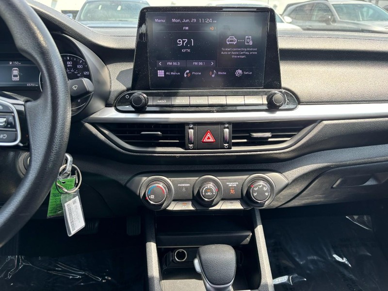Kia Forte Vehicle Image 13