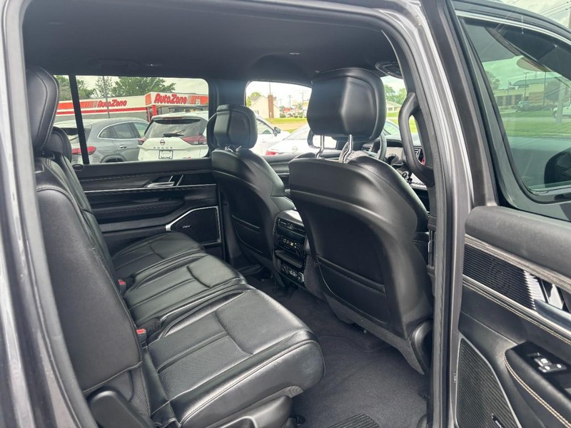 Jeep Wagoneer L Vehicle Image 12