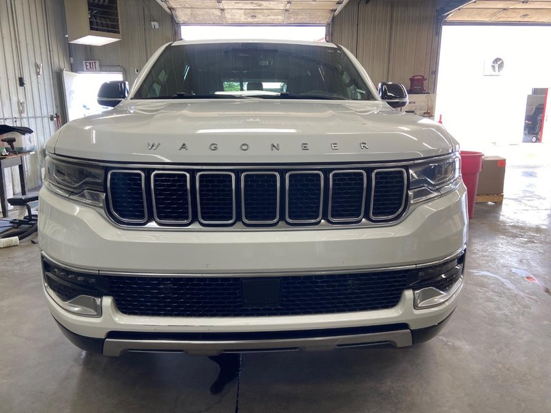 Jeep Wagoneer L Vehicle Image 02