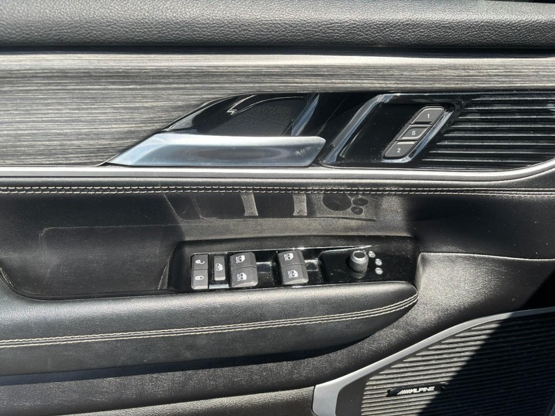 Jeep Wagoneer L Vehicle Image 09