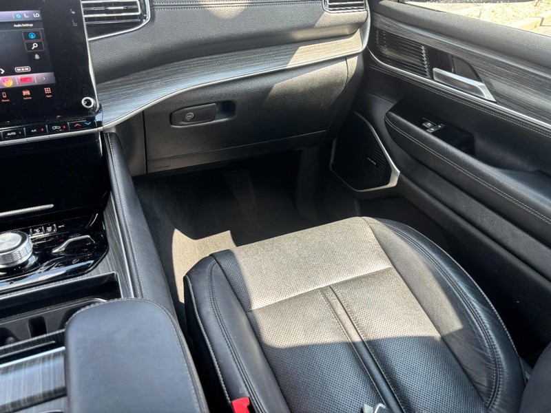 Jeep Wagoneer L Vehicle Image 16