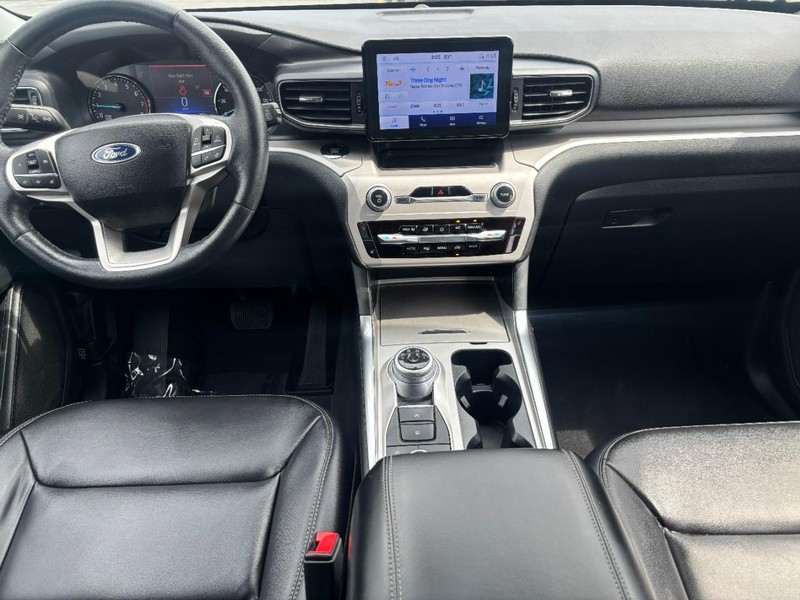 Ford Explorer Vehicle Image 13