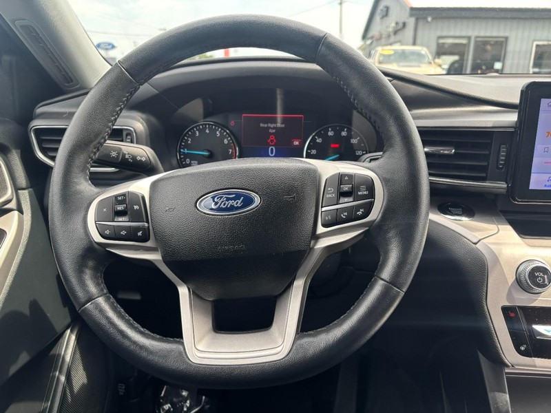 Ford Explorer Vehicle Image 14