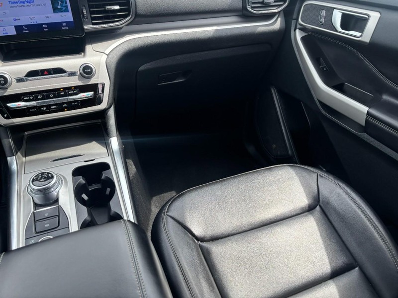 Ford Explorer Vehicle Image 16