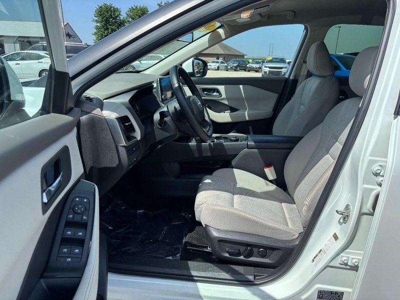 Nissan Rogue Vehicle Image 08