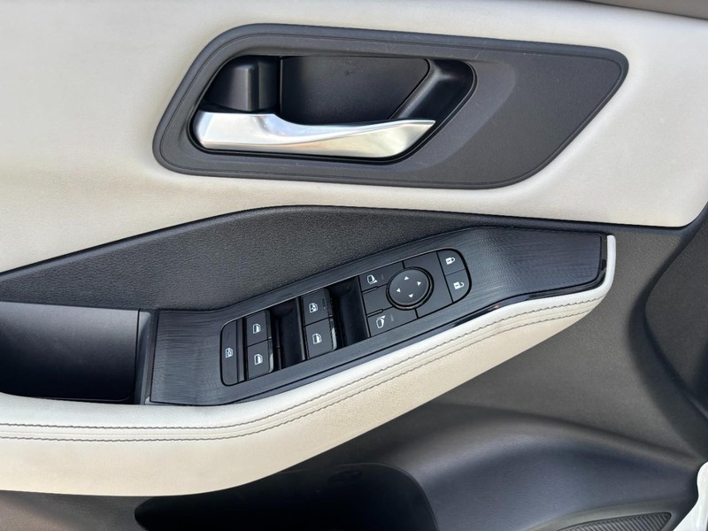 Nissan Rogue Vehicle Image 09