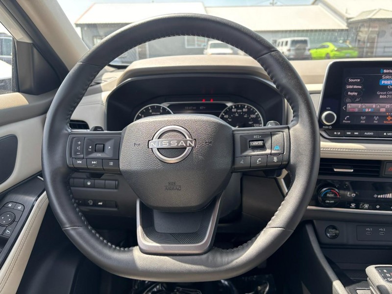 Nissan Rogue Vehicle Image 14