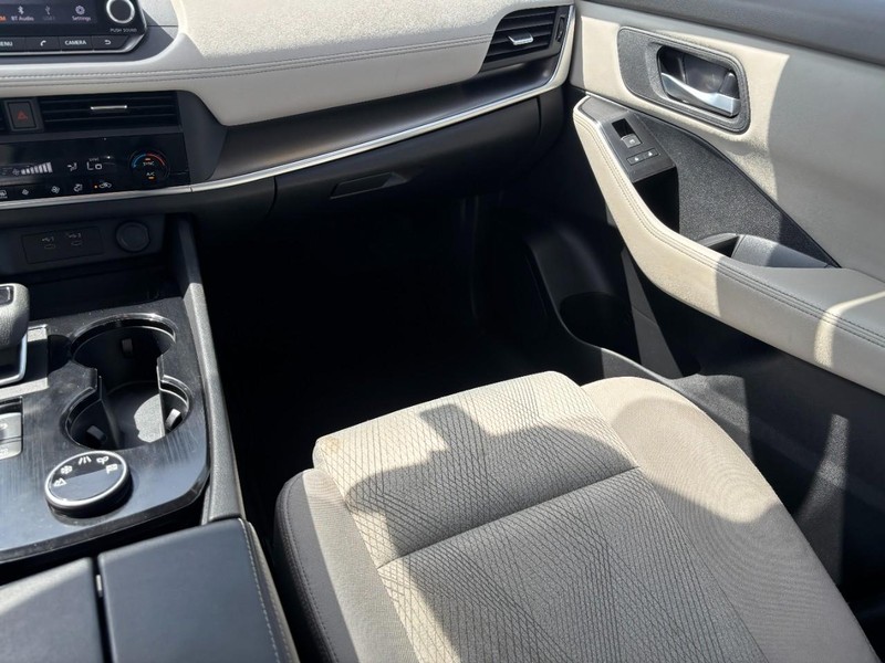 Nissan Rogue Vehicle Image 16