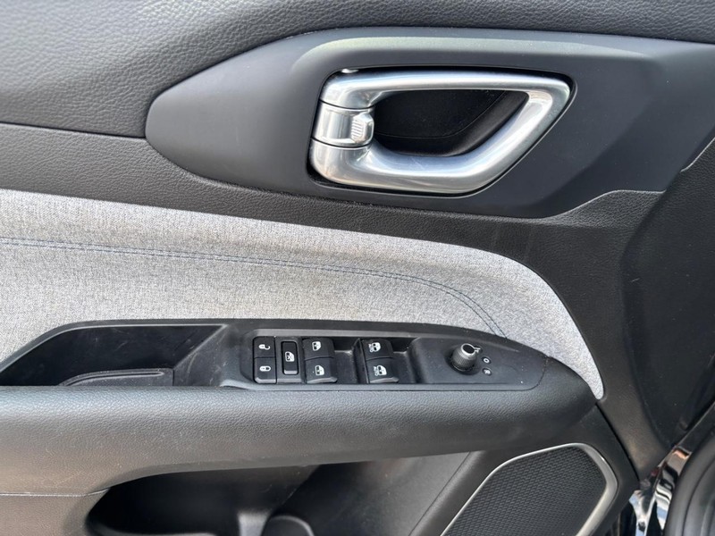 Jeep Compass Vehicle Image 09