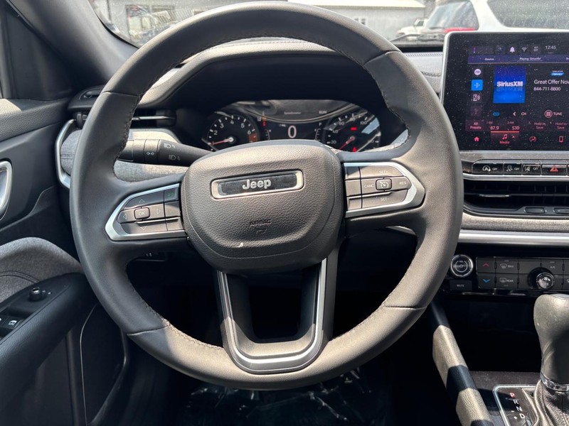 Jeep Compass Vehicle Image 14